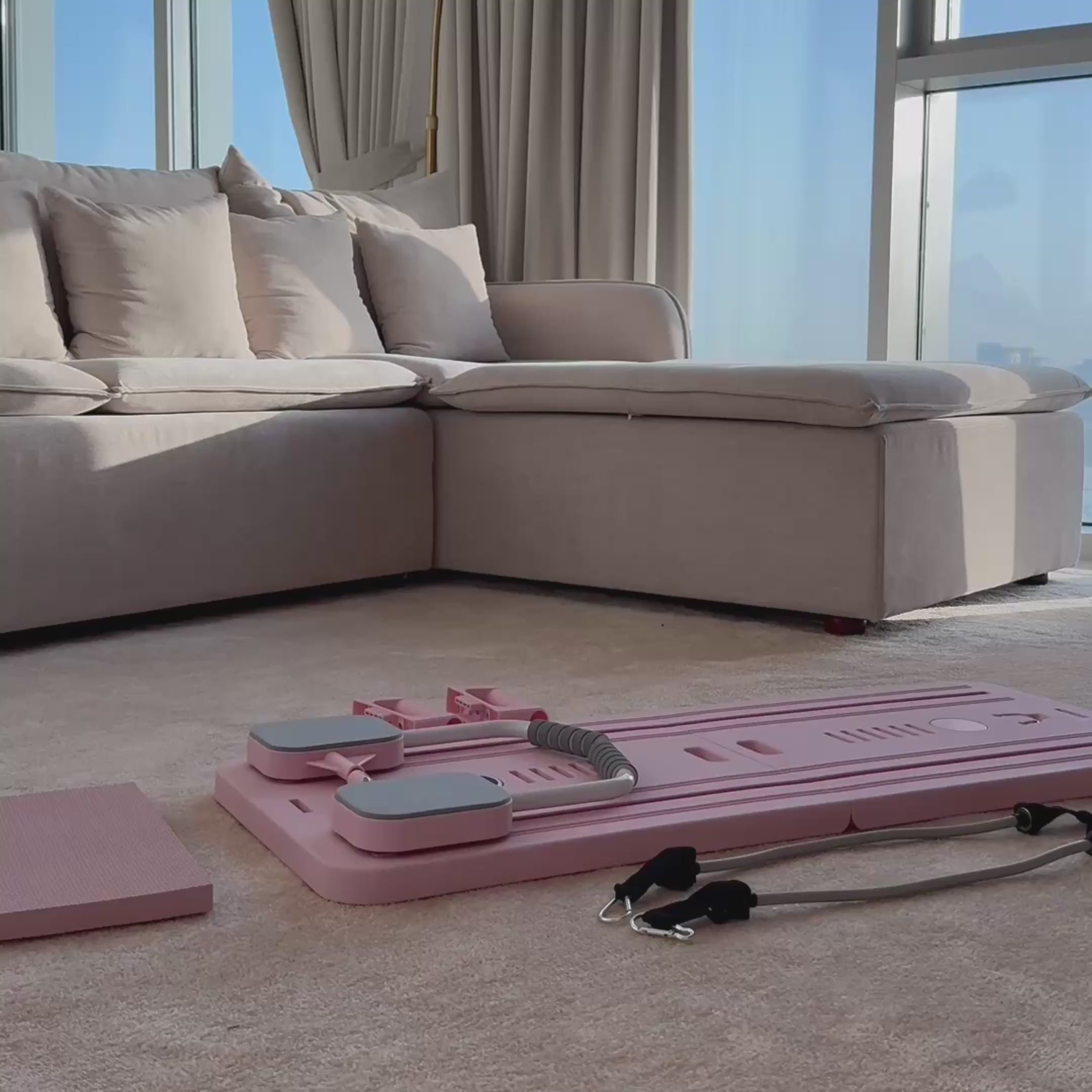 Charger la vidéo : &lt;p&gt;Les équipements de sport encombrants ne sont pas adaptés aux petits espaces. BaliBaï combine plusieurs appareils en un seul, offrant un entraînement complet sans envahir votre intérieur. Léger et compact, il se range facilement après chaque séance.&lt;/p&gt;